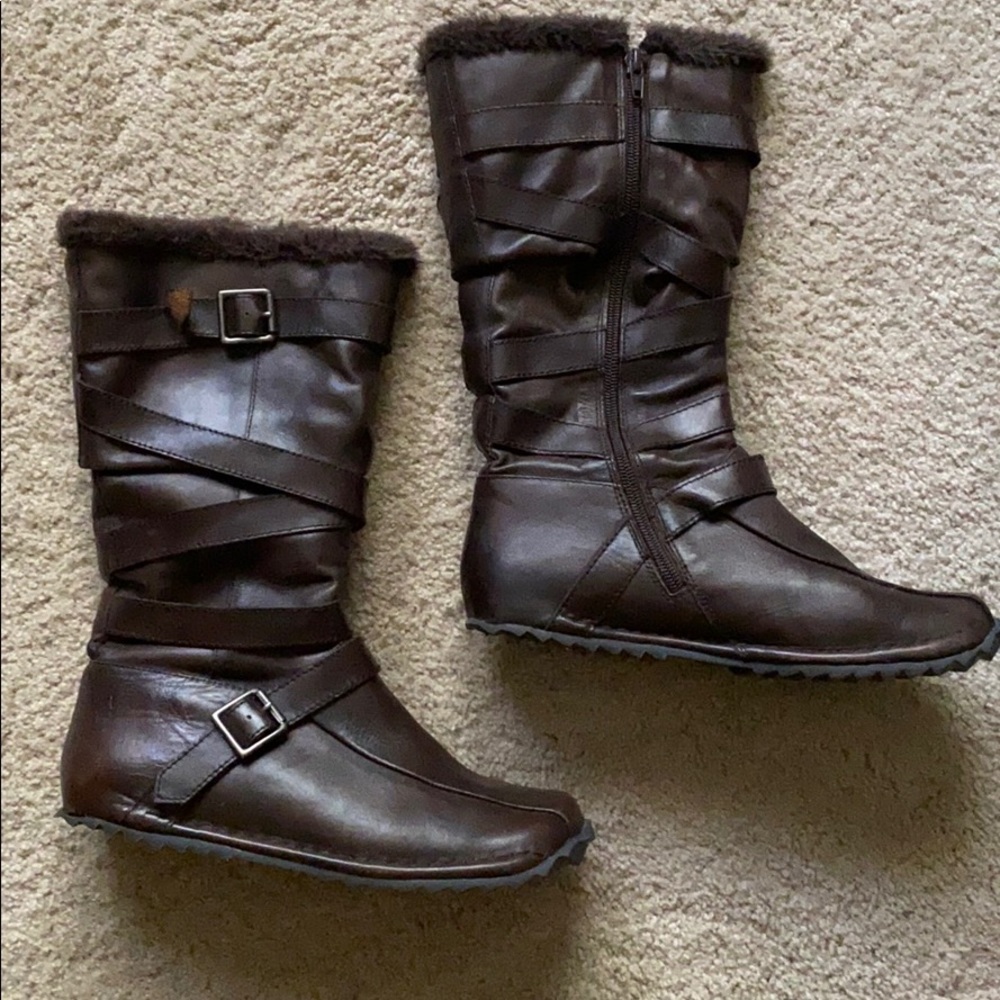 Brown boots with fur inside
